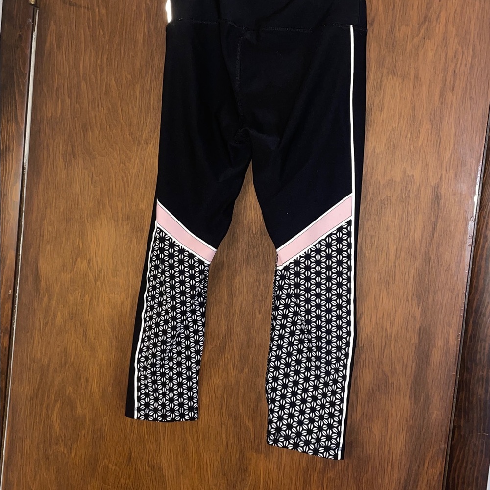 Black and Pink Patterned Leggings 🌸🖤 - Picture 6 of 12